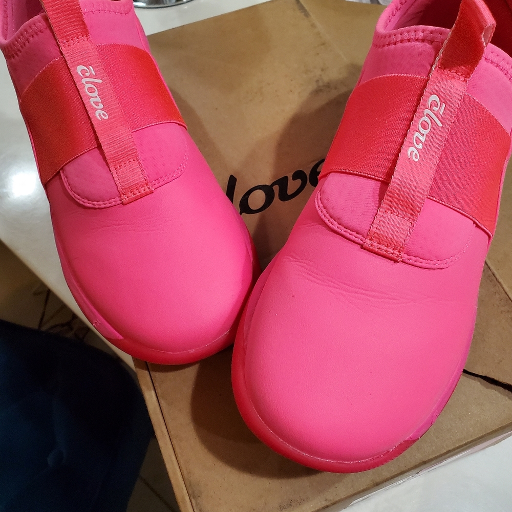 Cloves Sneakers